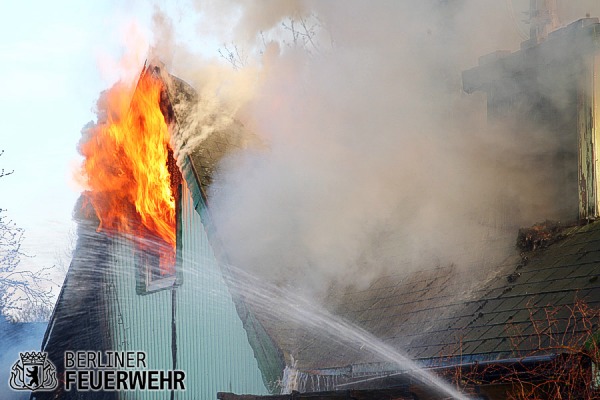 Flammen schlagen aus Dach
