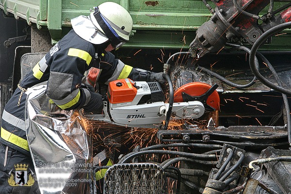 LKW wird befreit