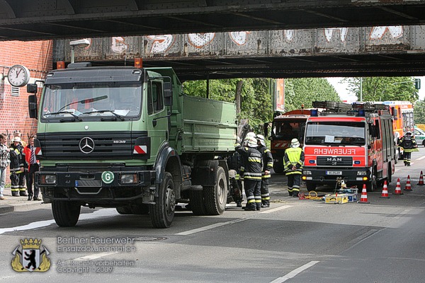 LKW unter Brücke