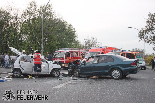 Einsatzstelle mit Unfallfahrzeugen