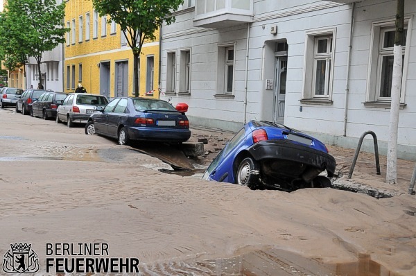 Versunkener Pkw am Fahrbahnrand