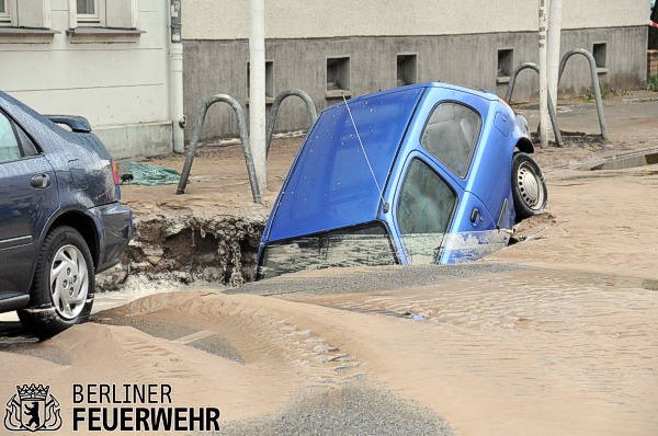 Versunkener Pkw am Fahrbahnrand