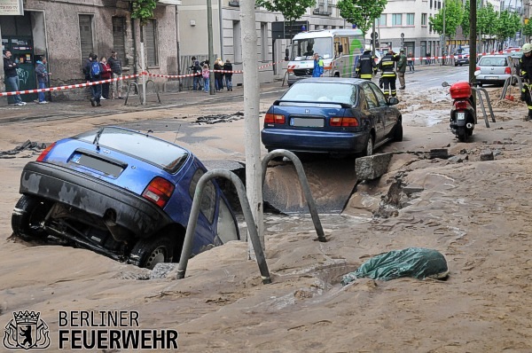 Versunkener Pkw am Fahrbahnrand