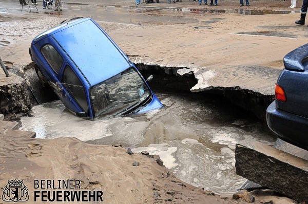 Versunkener Pkw am Fahrbahnrand