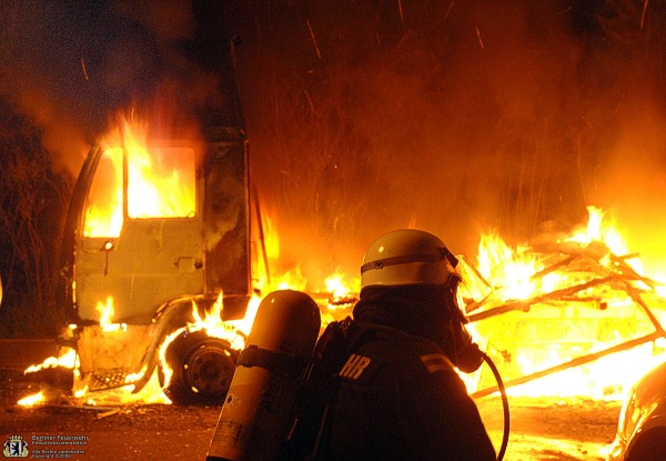 Feuerwehrmann vor LKW