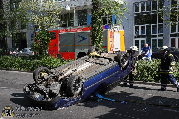 PKW liegt auf dem Dach