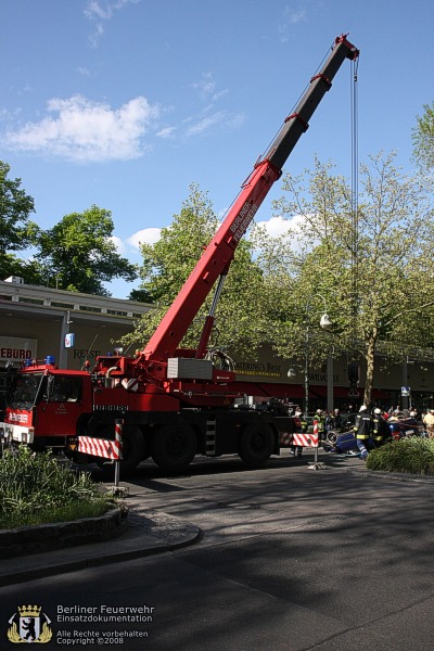 Feuerwehrkran in Stellung