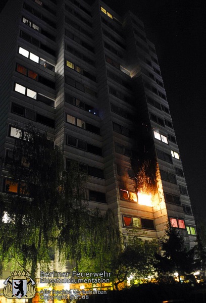 Flammen schlagen aus Hochhaus