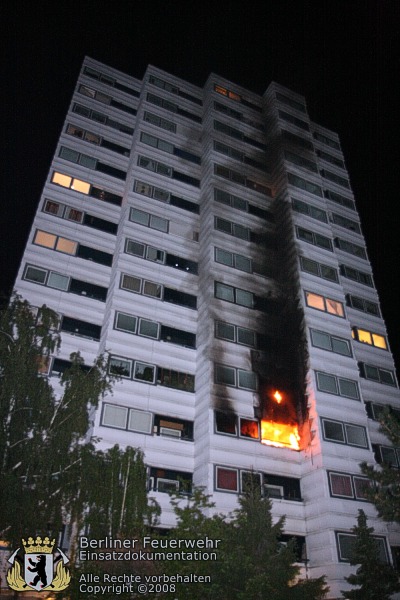 Flammen schlagen aus Hochhaus