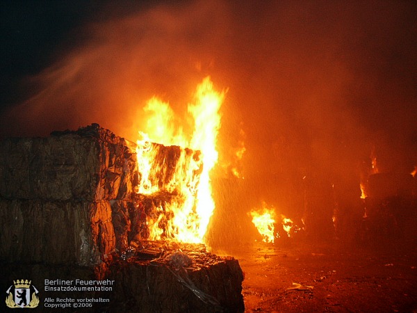 Papierballen in Flammen