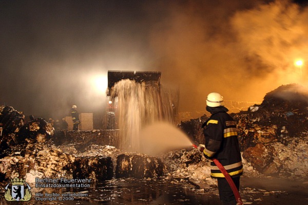 Radlader mit Brandgut