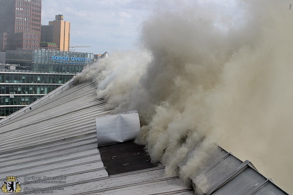 Rauch dringt aus dem Dach