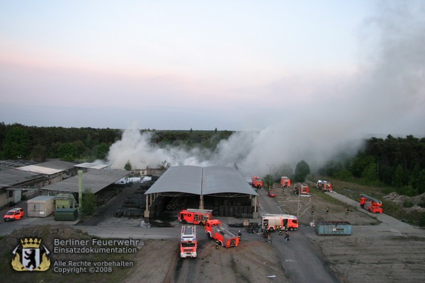 Brennende Lagerhalle