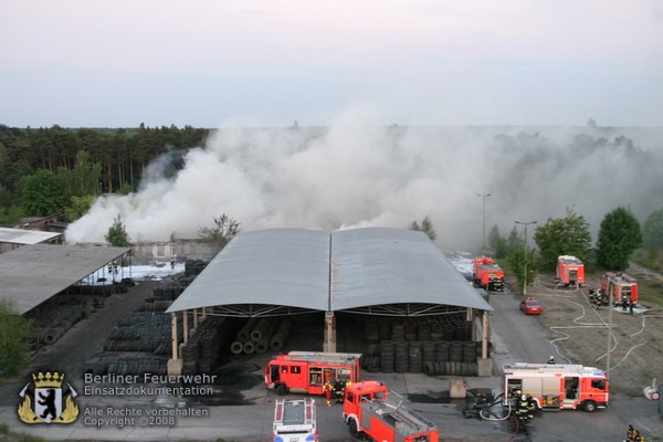 Brennende Lagerhalle