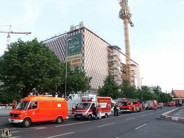 Einsatzfahrzeuge vor dem Kaufhaus