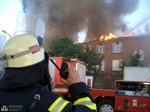 Feuerwehrmann am Funkgerät