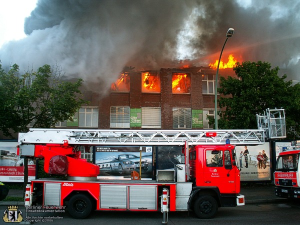 Flammen schlagen aus dem Dach