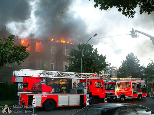 Flammen schlagen aus dem Dach