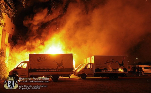 Flammen über dem Fahrzeughof