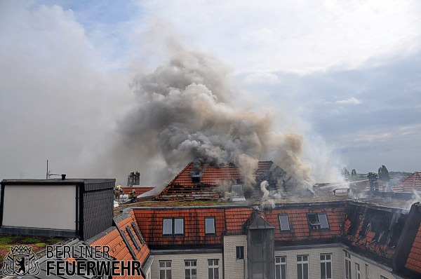 Rauchwolke über dem Brandhaus