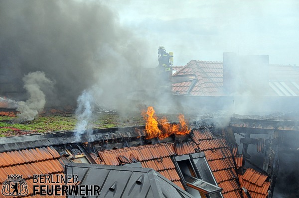 Flammen am Dach