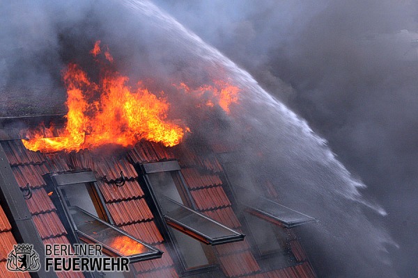 Flammen schlagen aus dem Dach