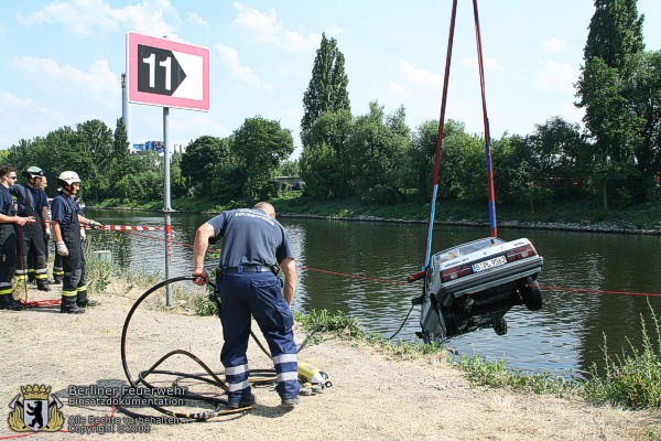 PKW hängt am Kranseil