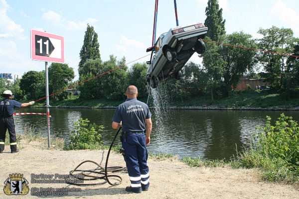 PKW hängt am Kranseil