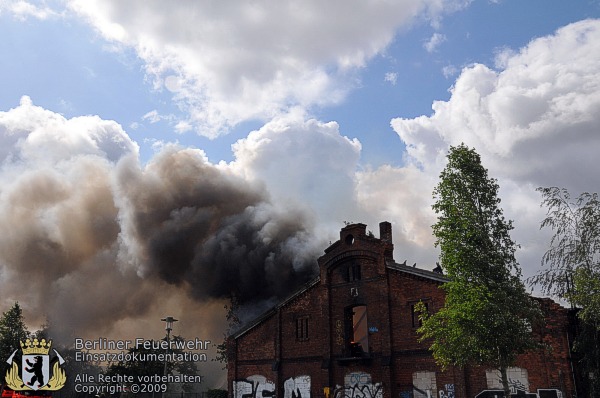 Rauch über der Lagerhalle