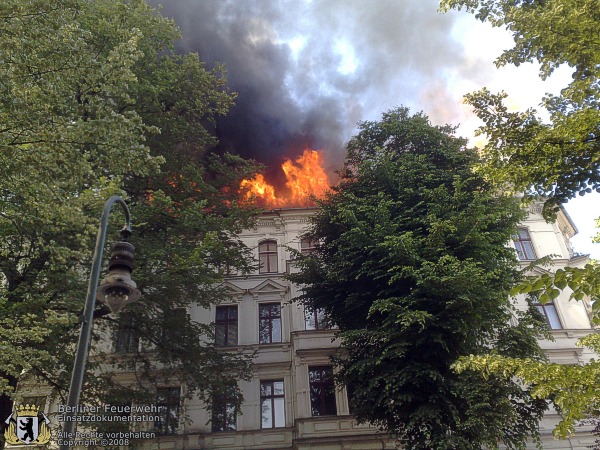 Flammen schlagen aus dem Dach