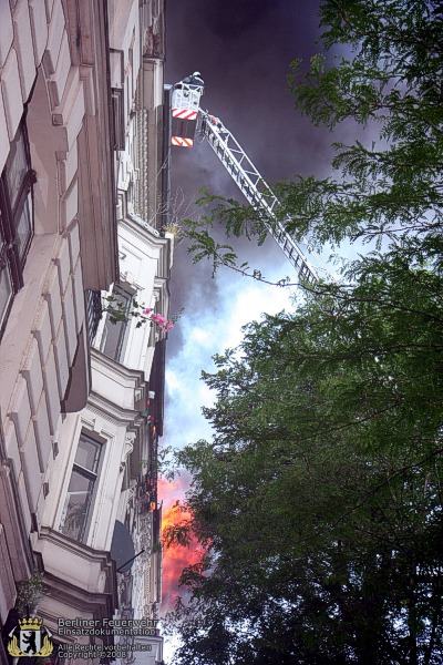 Flammen schlagen aus dem Dach