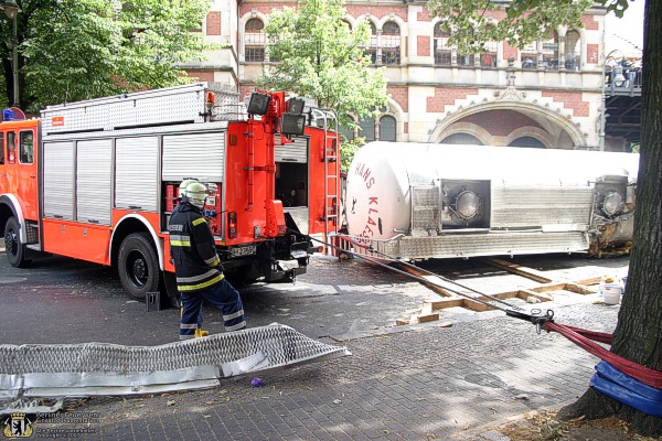 Rüstwagen zieht den LKW in Position