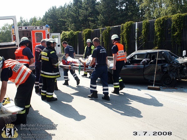 Verletzte Person wird zum RTW getragen