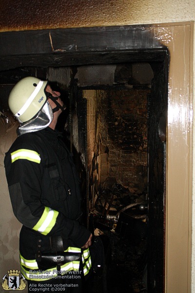 Vor der Tür zur Brandwohnung