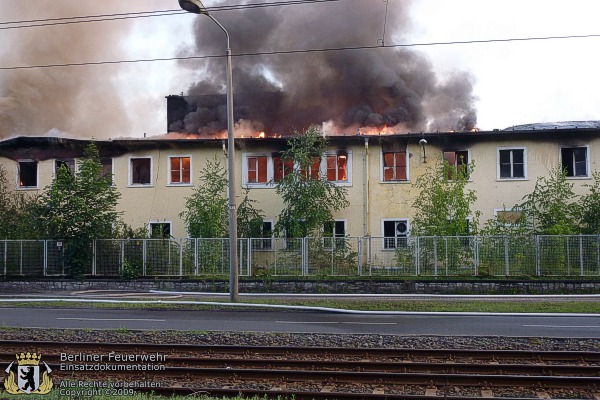 Brennendes Lagergebäude