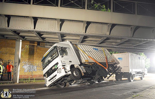 Verkeilter Lkw unter der Brücke