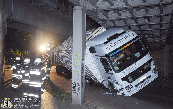 Verkeilter Lkw unter der Brücke