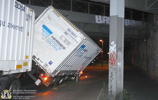 Verkeilter Lkw unter der Brücke