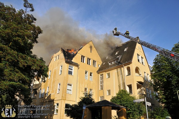 Wohnhaus mit brennendem Dach