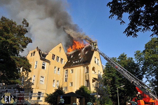 Wohnhaus mit brennendem Dach