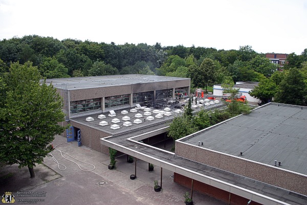 Blick auf Dach der Turnhalle