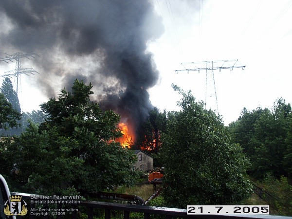 Flammen schlagen aus dem Dach