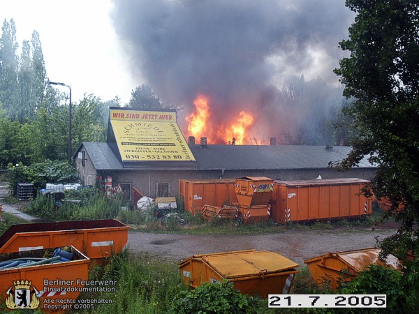 Flammen schlagen aus dem Dach