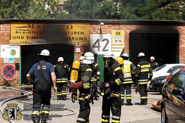 Trupp vor Brandgebäude