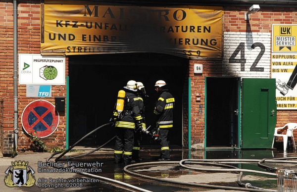 Trupp vor Brandgebäude