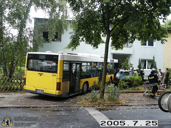 Bus an der Hauswand