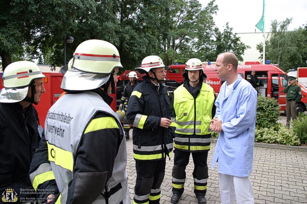 Besprechung der Einsatzleiter mit Vertreter der Firma