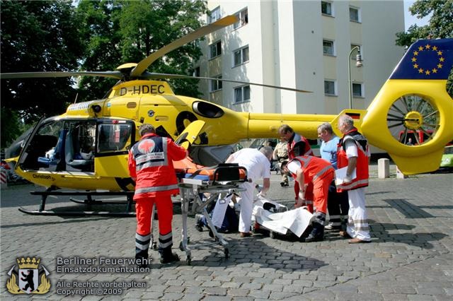 RTH-Besatzung versorgt Patienten