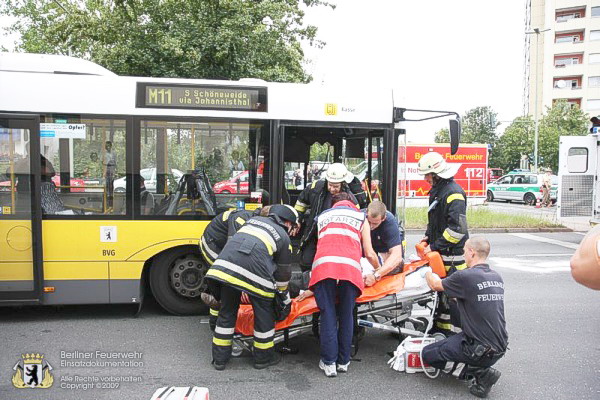 Verletzte Person wird auf RTW-Trage gelegt