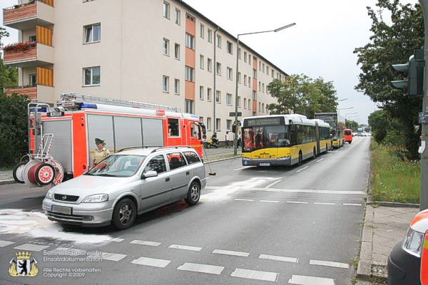 Unfall-PKW an der Straßenkreuzung